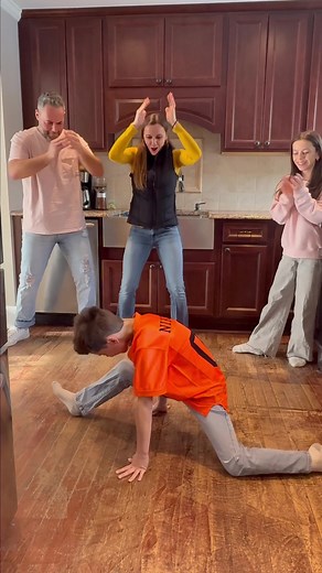 But can they do the splits??? Some of you have asked this question… so here’s your answer. Was it what you expected? #flexibility #splits #dance #family #viral