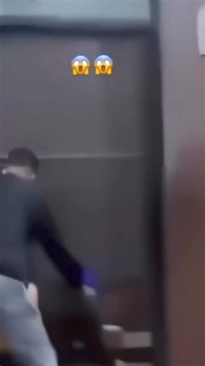 ‌🇸‌🇴‌🇱‌🇪‌🇳 on Instagram: "日本利用压电瓷砖将脚步转化为电能。这些瓷砖捕捉来自你脚步的动能。当你行走时，你的重量和动作会对瓷砖产生压力。瓷砖会轻微弯曲，从而产生机械应力。瓷砖内部的压电材料将这种应力转化为电能。每一步都会产生少量电荷，而数百万步结合在一起就能产生足够的电力来驱动 LED 灯、数字显示屏和传感器。在像涩谷车站这样繁忙的地方，每天大约有 240 万个脚步为这一系统作出贡献。这些电能可以被储存或立即使用，从而减少对传统电力来源的依赖，并支持可持续的城市基础设施。这种方法将日常活动转化为实用的可再生能源 #日本 #知识 #事实 #你知道吗 #推荐 #科技 #创新 #历史 #技术 #实验 #热门"