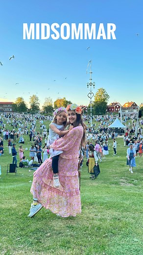 Lena Stockholm tips on Instagram: "📍Leksand, Dalarna, Sweden The biggest Midsummer celebration in Sweden — Leksand 🇸🇪 Up to 30,000 people dancing around the maypole! I was lucky to experience it myself 🌸 Glad Midsommar! 🌿✨ On this blog 📍@lena_sverige I share life in Sweden, the most exciting events in Stockholm🇸🇪, and travels around Sweden and the world 🌎 🍕The tastiest restaurants, 🎨the coolest events , 💅the best beauty products in Sweden — it’s all here 🇸🇪 Follow me ✨🌸 #Midsummer