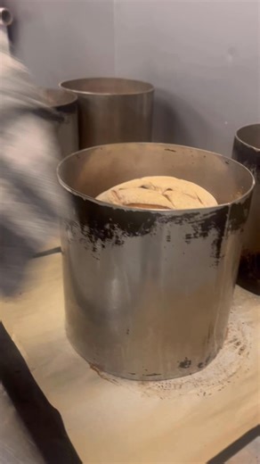 Mais que se cache-t-il derrière ce bel anneau en inox ✨🔘 ? Une magnifique miche de pain 🥖, prête à être garnie 😋🔥 | Boulangerie-Pâtisserie Cussenot