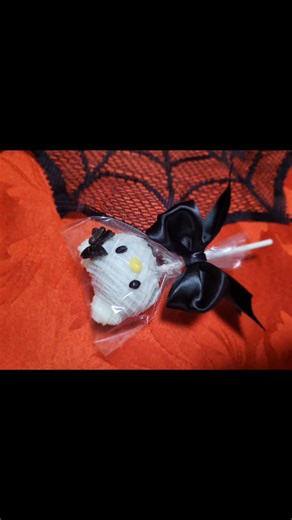 #baker #hellokitty #cakepops #treats #hellokittymummy #treatmaker #caketok #bakersoftiktok #fruitypepplescakepops #fruitypebblesflavor #treatmakersoftiktok #halloween