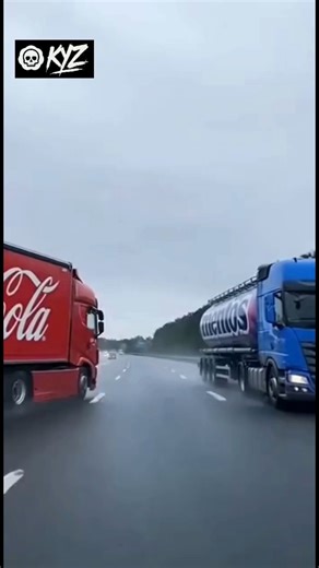 « Collision explosive entre deux 33 tonnes : Coca-Cola VS Mentos 💥🚛😱 » Scène surréaliste sur l’autoroute : un camion rempli de Coca-Cola percute de plein fouet un autre transportant des Mentos. Le résultat ? Une véritable éruption gazeuse géante, mousse et geysers à perte de vue ! Les témoins parlent d’un “volcan de soda” visible à plusieurs kilomètres. La chimie n’avait jamais provoqué un tel bouchon ! 😂🥤 #CocaCola #Mentos #Explosion #Autoroute #Insolite | Kyz Le Chacal