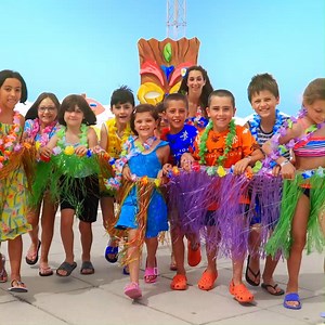 💚 Siamo entusiasti di annunciare che le prenotazioni per la stagione estiva 2024, sono ufficialmente aperte! Molto più di un Family Village: un vero e proprio paradiso per le famiglie con bambini! Abbiamo creato un ambiente unico che offre a te ed ai tuoi piccoli avventurieri un'esperienza indimenticabile. Preparati a vivere un'estate di gioia, divertimento e avventure con i tuoi bambini. Non vediamo l'ora di darti il benvenuto ➡ https://url.sm/2r2d | Holiday Family Village