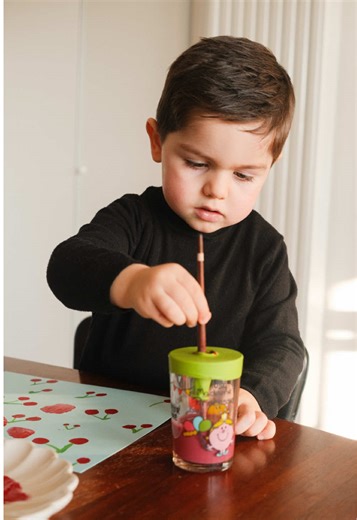 Une petite astuce pour laisser les enfants peindre plus en autonomie… et éviter l’eau renversée 🎨