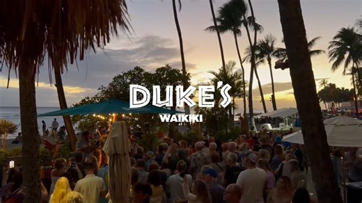 Postcards from Duke’s Waikiki 🌺🌴🍽️🍹🌊 Join us for live music, refreshing drinks, and laid-back vibes at the Barefoot Bar. Open from 11 am - close. | Duke's Waikiki