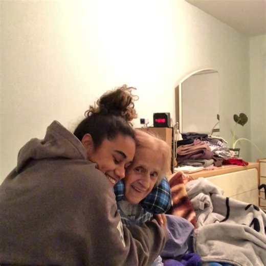 Mia Bleu Voua on Instagram: "Ceci est un hommage à une grande femme qui est partie. Les personnes plus proches de moi savent à quel point ma grand-mère était TOUT pour moi : mon poumon gauche, ma meilleure amie, ma personne. J’ai souvent dit à ma mère que si je pouvais lui donner du temps de ma vie pour qu’elle puisse rester avec nous plus longtemps, je le ferais. On dit souvent que l’amour pour la famille est plus fort que tout, et ils ont raison. Ma famille, pour moi, c’est tout. Mon tout. Ma 