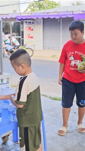lâu lắm rồi mới thấy con lại lấy bánh mì #banhmichachay