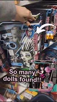 So many dolls!! 😱 I found the Monster High Jackpot!!