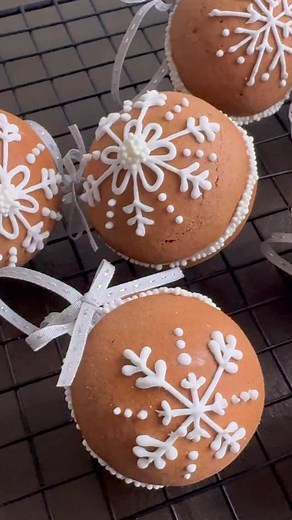 Christmas 3D Bauble Cookies 🎄✨ Meet the most magical bake of the season: 3D Gingerbread Piñata Baubles. Edible ornaments you can hang on the tree, filled with hidden candies that shake and crack open like a Christmas surprise. A beautiful blend of craftsmanship, flavour, and a little holiday theatre. Whether for gifting, decorating, or elevating your festive table, these gingerbread baubles are a true Christmas showpiece. ✨ Want the recipe link? Comment “BAUBLES” below! #christmas #baking #cook