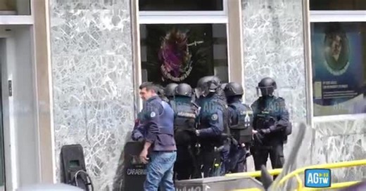 Rapina a Napoli nella banca Credit Agricole ladri mascherati da attori fuggiti dalle fogne 25 gli ostaggi liberati - VIDEO