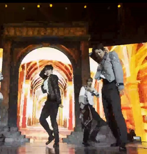 Crown - EXO live performance at Showcase #EXO #엑소 #EXO_REVERXE #우리가_다시_씌워주는_왕관 #weareoneEXO