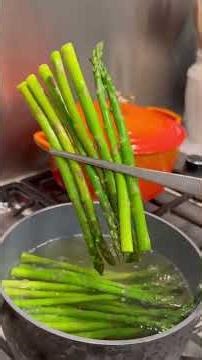 Things I learned in culinary school: brown butter asparagus 🧈🍋| Maddie cooking
