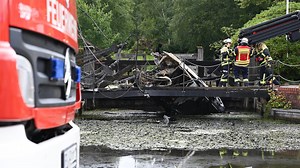 Tödlicher Unfall: Auto prallt gegen Brücke, stürzt in einen Kanal und geht in Flammen auf