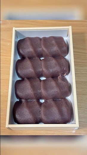 お土産「赤福」をいただきました〜！🙌💕箱を開けると並ぶ美しい波模様…なめらかなこしあんともっちりお餅のハーモニーがたまらない🤤おやつタイムを満喫中です🍵買ってきてくれてありがとう✨😆