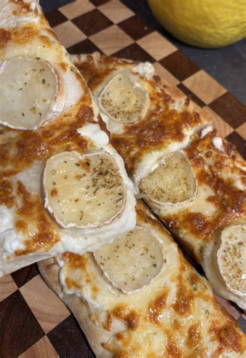 Pizza chèvre miel rapide recette et ingrédients –prendre une pâte à pinsa –étaler quatre à cinq cuillères à soupe de crème épaisse, légère –mettre trois poignées de mozzarella râpé –couper six tranches de fromage de chèvre et les déposer dessus –mettre un peu d’herbes de Provence ou d’origan sur le dessus –faire cuire à 185° pendant 10 minutes –à la fin de la cuisson, ajouter un filet de miel et déguster #recetterapide #easyrecipes #recettefacile #chevre #pizza