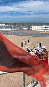 🔜 ¡Se amplía el servicio de guardavidas! 🛟 👉 Será de 10 a 19 hs a partir del 1° de diciembre, con más de 100 puestos de guardavidas. La cobertura se extiende desde Pucará Norte hasta Chacras del Mar. 🏖️ 🌊 ¡Disfrutá el mar con responsabilidad y ante cualquier emergencia llamá al 103! | Municipalidad de Villa Gesell