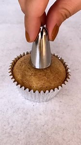 Apple pie but make it a cupcake 🥧🍎🥧🍎🥧 #fallbaking #applepie #pie #fallfashion #cupcake #sundaybest | Love Cakes