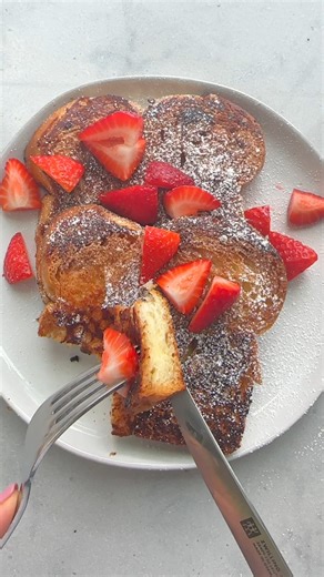 Ice Cream French Toast Recipe 🍨🍞 INGREDIENTS Butter for greasing pan 2 cups ice cream of choice 8 bread slices challah, brioche, or white bread Powdered sugar, for serving Berries, for serving INSTRUCTIONS 1. Preheat griddle or nonstick skillet on medium heat, and grease lightly with butter. 2. In a large bowl, microwave the ice cream in 30 second intervals until it is melted. 3. Dip the bread slices into the batter, letting them soak well on both sides. 4. Transfer the dredged slices to the l