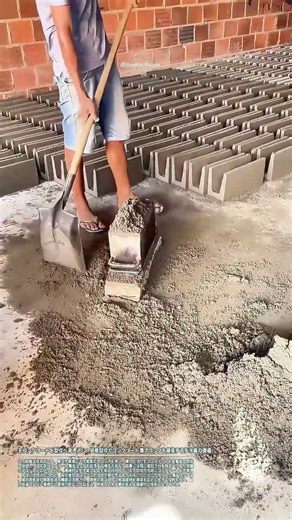 生コンクリートを型枠へ流し込む：簡易型枠でコンクリート溝ブロックを量産する手作業の現場