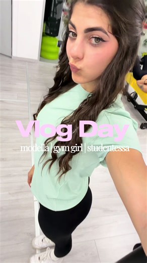 Grata di poter fare ciò che amo ❤️‍🩹 (vi ho postato anche qualche clip del check fisico per farvi vedere i progressi e i cambiamenti 🔋⌛️) Sto adorando i capi scattati oggi !! #model #work #shooting #vlogday #gymgirl