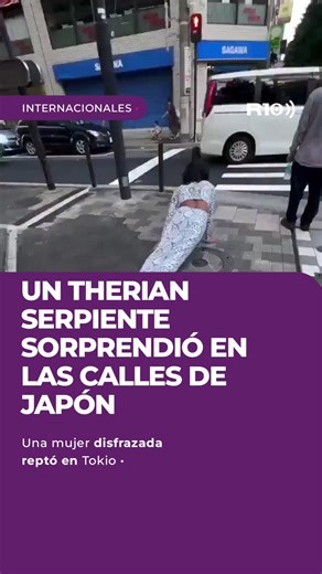 🐍 UN THERIAN SERPIENTE SORPRENDIÓ EN LAS CALLES DE JAPÓN 😱 Una mujer se disfrazó de reptil y se unió al furor mundial por los therians. Fue viral en TikTok e Instagram. #SiempreNoticiasR10 | Radio 10