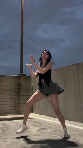 Bounce When She Walks | Tiktok Dance