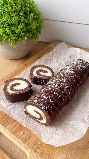 Gătim zi de zi cu Natalia|Rețete simple și rapide🫶 on Instagram: "Ruladă de biscuiți"Bounty"🍫 Ruladă de biscuiți cu o umplutură foarte delicioasă de cocos care ne amintește de ciocolatele Bounty. REȚETA 200 g biscuiți petit beurre 2-3 lg cacao pentru sirop: 100 g zahăr 100 ml apă Pentru umplutură: 100 ml lapte 50 g zahăr 50 g unt 100 g fulgi de cocos Mod de preparare: 1. Preparați siropul. Fierbeți zahărul cu apă timp de 2 minute, amestecați des, apoi răciți puțin, trebuie să fie călduț. 2. Pr