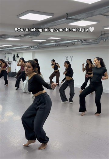 A year full of teaching, dancing, and so many smiley faces🥺🧿 Thank you to every student who trusted me to bring out the best in them 🫶🏻 15 workshops, wedding choreographies, corporate events, private sessions, bridal hen parties & uni classes🤍 #danceclass #londondance #londonteacher #bollywood #dancer