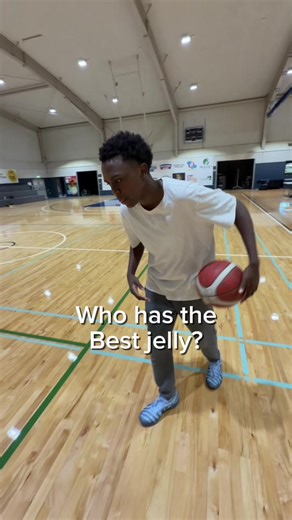 We all know who’s better😭🙏@toby_russell24 👀#basketball #hesipullup #nba #jellylayup #fadeawayshot