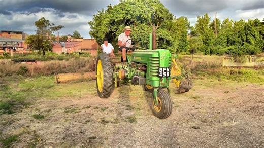 Vintage John Deere: Model B in action