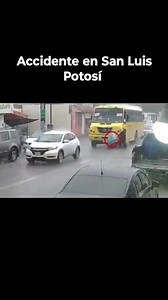 🚨🚨Imágenes Fuertes🚨🚨 #TRAGEDIA Una niña de 5 años de edad murió y su hermana de 7 años resultó herida al ser atropelladas por un camión del transporte público cuando cruzaban la calle de la mano de su mamá, en #SanLuisPotosí 🇲🇽. El conductor fue detenido, pero fue puesto en libertad poco después, se determinó imprudencia por parte de la madre a la hora de cruzar, lejos de la cebra peatonal y en punto ciego del camión. | Cerrito Colorado Mpio De Atlacomulco De Fabela