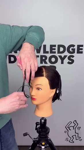 Graduated Bob / French Bob (Wavy & Smooth) Here’s a great way to achieve a Graduated Bob (French Bob, Box Bob, Micro Bob etc) ⬇️ The hard part about these types of cuts is we are conditioned to cut the nape first and then wonder why the Bob doesn’t sit right or where we want it. That’s because the nape isn’t cut correctly. Starting with the Bob will help us to eliminate the guess work in the nape. Create the perfect Bob first and then it will give you the correct angle for the nape to be cut at.