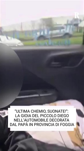 Le immagini dell'automobile decorata per festeggiare l'ultima chemio di Diego, piccolo paziente delle provincia di Foggia, sono circolate su siti e social network. Il suo papà, Marco, aveva voluto celebrare il momento dipingendo sulla sua auto la scritta “Ultima chemio, suonate” per invitare tutti gli altri automobilisti a festeggiare quel traguardo raggiunto dal bambino di quattro anni. In questo video, invece, le immagini di gioia arrivano direttamente dall'interno dell'auto. Video Instagram F