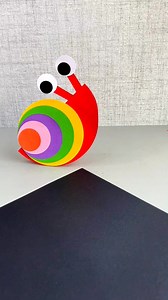 A rainbow wiggly snail that can be made by cutting out any circle. #parentchild #handmade #kindergarten #creative #creativehandmade #homemade #snail #art #kids #kidsfun paper craft ideas | paper craft ideas