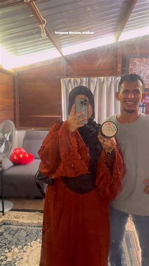 MADAM on Instagram: "Alhamdulillah. Allah banyak permudahkan urusan duniawi. Semoga Allah permudahkan urusan di sana pulak nanti. Di negeri abadi💖 apa apa pun semoga Allah berkati hidup kita semua. Korang, jgn lupa support produk produk EJAS tau. And oh yaaa... terima kasih yg berkesempatan hadir ke Maeps Serdang hari tu...teringat teringat kita berpelukan di atas pentas.. hihihi. Btw, jgn lupa tau bawak anak anak ramai ramai turun panggung layan Papazola The Movie. Best gilerrr. 1000000