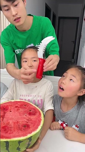 A tool for eating watermelon— so satisfying! 🍉 #coolgadgets #trending #kitchenhacksinhindi