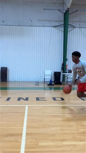 Staying balanced is how you manipulate defenders. In-&-out ➝ cross jab to freeze. Attack ➝ anchor step to hold them hostage. Punch between ➝ force the reaction. Change direction ➝ win the angle. Inside-hand finish ➝ protect the rim. This isn’t a combo. This is defender manipulation. If you’re off balance, the defender recovers. If you’re controlled, they’re already late. 💾Save this if you want your moves to actually work in games. ➡️Guards: study how balance controls defenders. 🏀 Follow @d4g_b