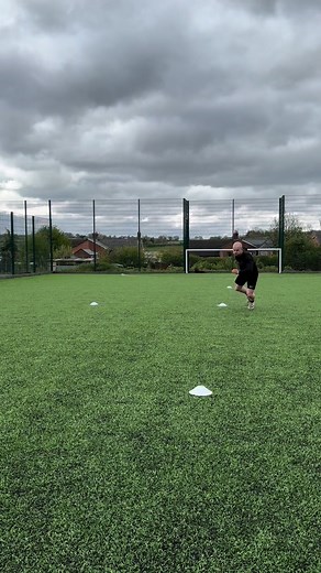 💥See my link in my BIO for BIG SALE on training programs to ELEVATE your PERFORMANCE ✅ Football isn’t just about speed, it’s about repeated speed. This drill pushes your ability to explode, recover, and go again, just like in a real match. Perfect for players who want to stay quick and composed even when tired. X1 set is x6 reps Recovery between reps 1minute @networldsports J20 @ checkout for 15% off ‼️ @pendlesportswear J20 @ checkout for 10% off kits and training wear ‼️ @invested.athlete | J