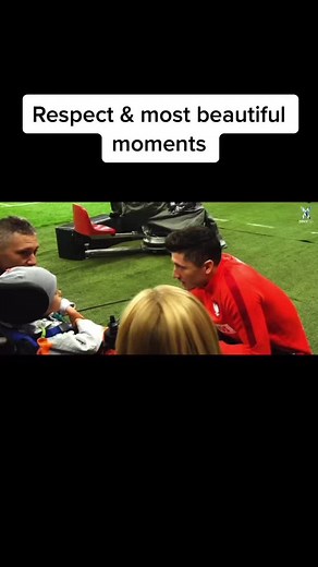 Respect & most beautiful moments #fy #fyp #respect #football #viral #kaka #lewandowski #cristianoronaldo #soccer #viralvideo #foryoupage #beautifulmoments