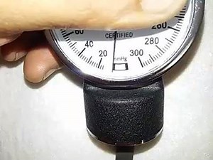 Ccomo calibrar un baumanometro #EnfermeriaQuirurgica Un esfigmomanómetro utiliza un indicador que contienen mercurio para medir la presión. Es importante calibrar el esfigmomanómetro por lo menos cada 12 meses para asegurarse de que sus resultados tengan una precisión. Revisa las partes del esfigmomanómetro para asegurarte de que funcionen correctamente. Revisa las tuberías para detectar cualquier fuga o daño. Gira la válvula del pulgar y busca cualquier movimiento anormal. Busca el movimiento d