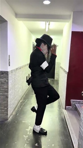 Michael Jackson caminando