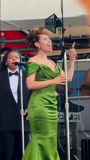 RAYE performing ‘Nightingale Lane.’ at the New Orleans Jazz Festival!! 💚// #raye #neworleansjazz