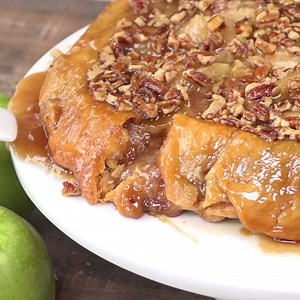 UPSIDE-DOWN APPLE PECAN PIE .....YES PLEASE! 😍 print recipe: https://tidymom.net/upside-down-apple-pecan-pie/ | TidyMom
