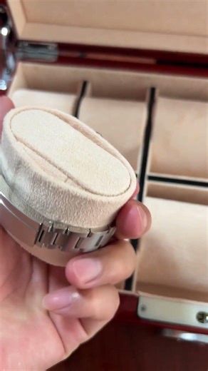 A distinctive watch storage box。