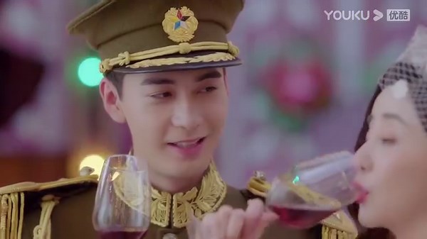 83K views · 2.7K reactions | He attracted the attention of all the girls as soon as he appeared, but he only looked at Cinderella! 男神一出场就吸引全场女生视线，但他眼里只有灰姑娘！ Watch【Fall in Love】on YOUKU APP https://qr.youku.com/pr?c=xaYZpfrZB0kv Enjoy watching full episodes of 【Fall in Love】 on YOUKU TV. #FallinLove #一见倾心 #YOUKU #优酷 | 优酷宠爱剧场 Youku Romance | Facebook