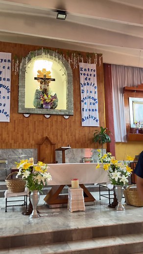 Qué debe hacer un católico al pasar frente al altar