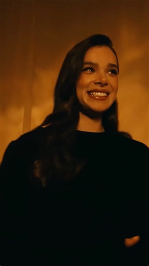 hailee steinfeld at glimmer launch event