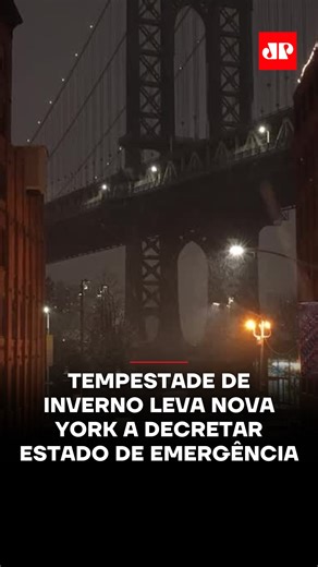 Jovem Pan NEWS on Instagram: "Uma forte tempestade de inverno atingiu Nova York nesta sexta-feira (26), provocando o decreto de estado de emergência. O mau tempo causou o cancelamento e atraso de centenas de voos e colocou milhões de pessoas sob alerta para nevasca, que pode ser a mais intensa desde 2022. Outros estados também foram afetados. Em Michigan, quedas de energia atingiram milhares de imóveis, enquanto Nova Jersey e Connecticut recomendaram que a população evite viagens e impuseram res