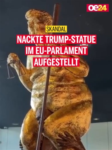 Ein nackter Donald Trump mitten im EU-Parlament in Straßburg! 🇪🇺 ⁠ Eine 2,60 Meter hohe, goldene Statue des US-Präsidenten sorgt dort für Aufsehen und gespaltene Reaktionen.⁠ Das Kunstwerk mit dem Titel „Orange Plague“ stammt vom dänischen Künstler Jens Galschiøt. Es zeigt Trump, wie er auf den Schultern eines hungernden Mannes sitzt. In seinen Händen hält er eine Waage und einen Golfschläger.⁠ Am Sockel steht eine satirische Botschaft: Trump sitzt auf dem Rücken eines Mannes, der unter seiner