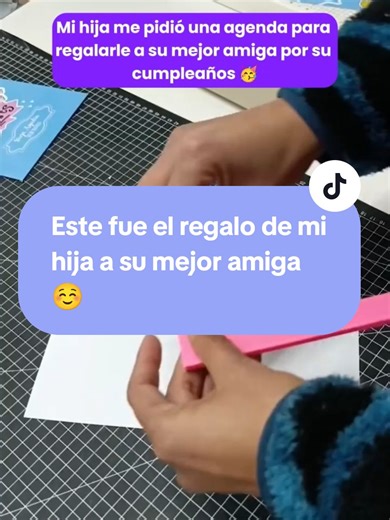 Descubre el curso definitivo para emprender con agendas y cuadernos personalizados ✨ Aprenderás desde cero: ✅ Tipos de agendas y materiales esenciales. ✅ Cómo diseñar en PowerPoint agendas, cuadernos y hasta Bullet Journals. ✅ Encuadernación artesanal y técnicas profesionales. ✅ Cómo imprimir y la configuración de tu impresora, además del armado de la papelería. ✅ Marketing digital, inteligencia artificial y cómo atraer a tus primeros clientes. 🎯 ¡Conviértete en experta en el mundo de la papele